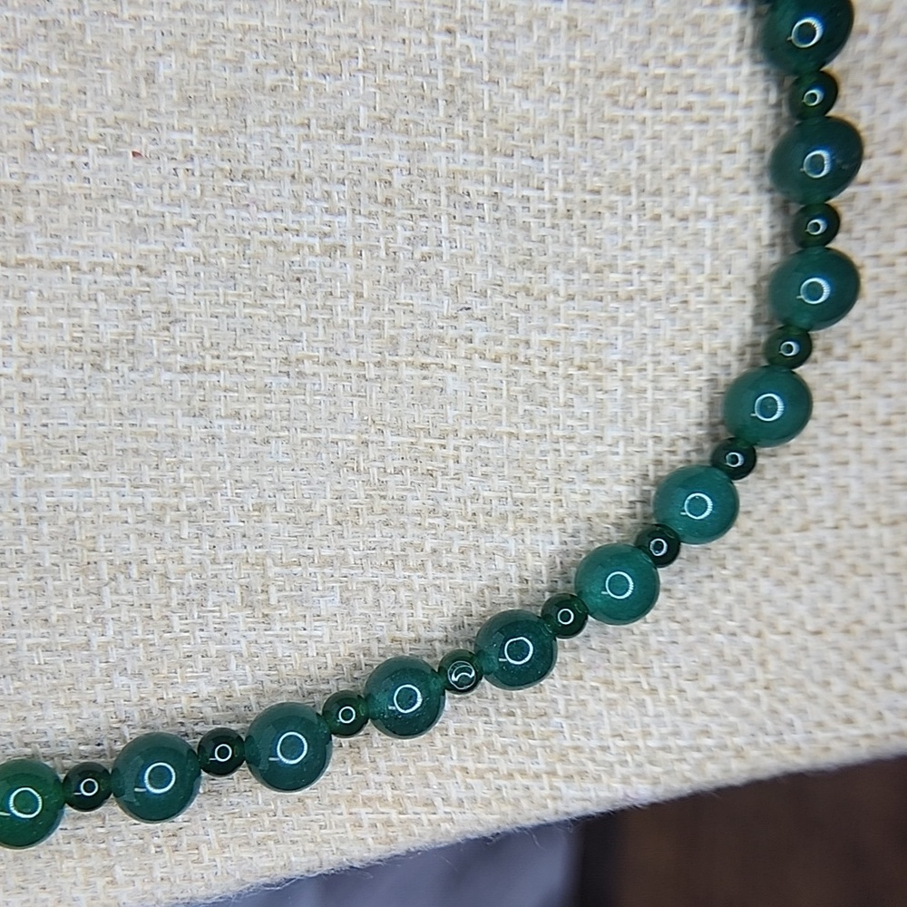 Emerald green gemstone beaded 22-inch necklace, 8/5 mm. - Picture 8 of 8